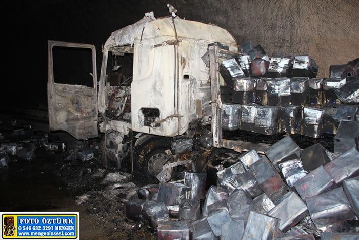 TİNER YÜKLÜ TIR MENGEN'DE TÜNEL GİRİŞİNE ÇARPTI : 5 ÖLÜ 16 mengen27201615